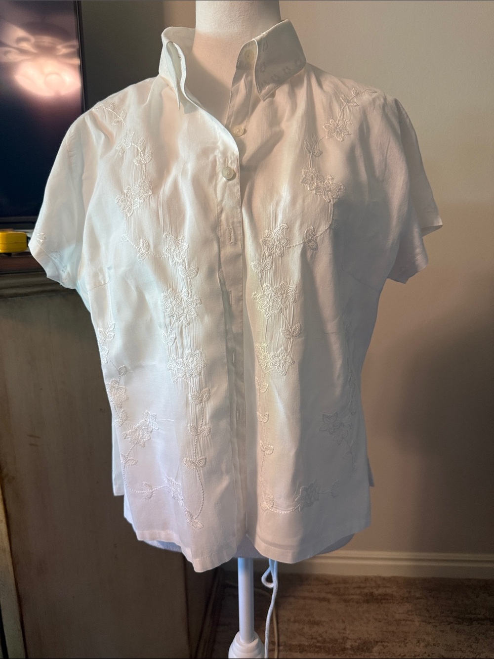 Women's White Short-Sleeve Crop lined Embroidered Button-Up Top size lg